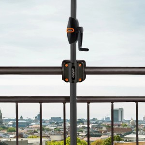 Doppler Balkonklammer myZone, anthrazitfarbene Halterung für Sonnenschirme am Balkongeländer.