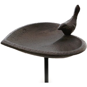 Antik-braune Vogeltränke in Herzform aus Gusseisen auf Stecker, 86 cm hoch.