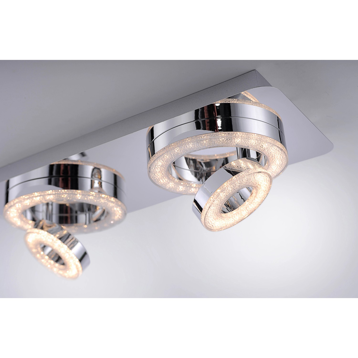 Moderne LED-Deckenleuchte Tim in Chrom mit dreh- und schwenkbaren Ringen für stimmungsvolles Licht.