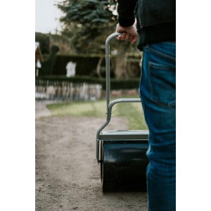 Al-Ko Gartenwalze GW 50 beim Rasen walzen. Die Walze ist schwarz und hat einen grauen Griff.