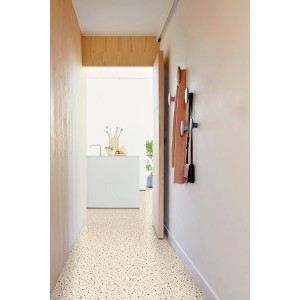 Beiger Andiamo PVC-Bodenbelag Allover 512 Stellar, Meterware im Flur verlegt.