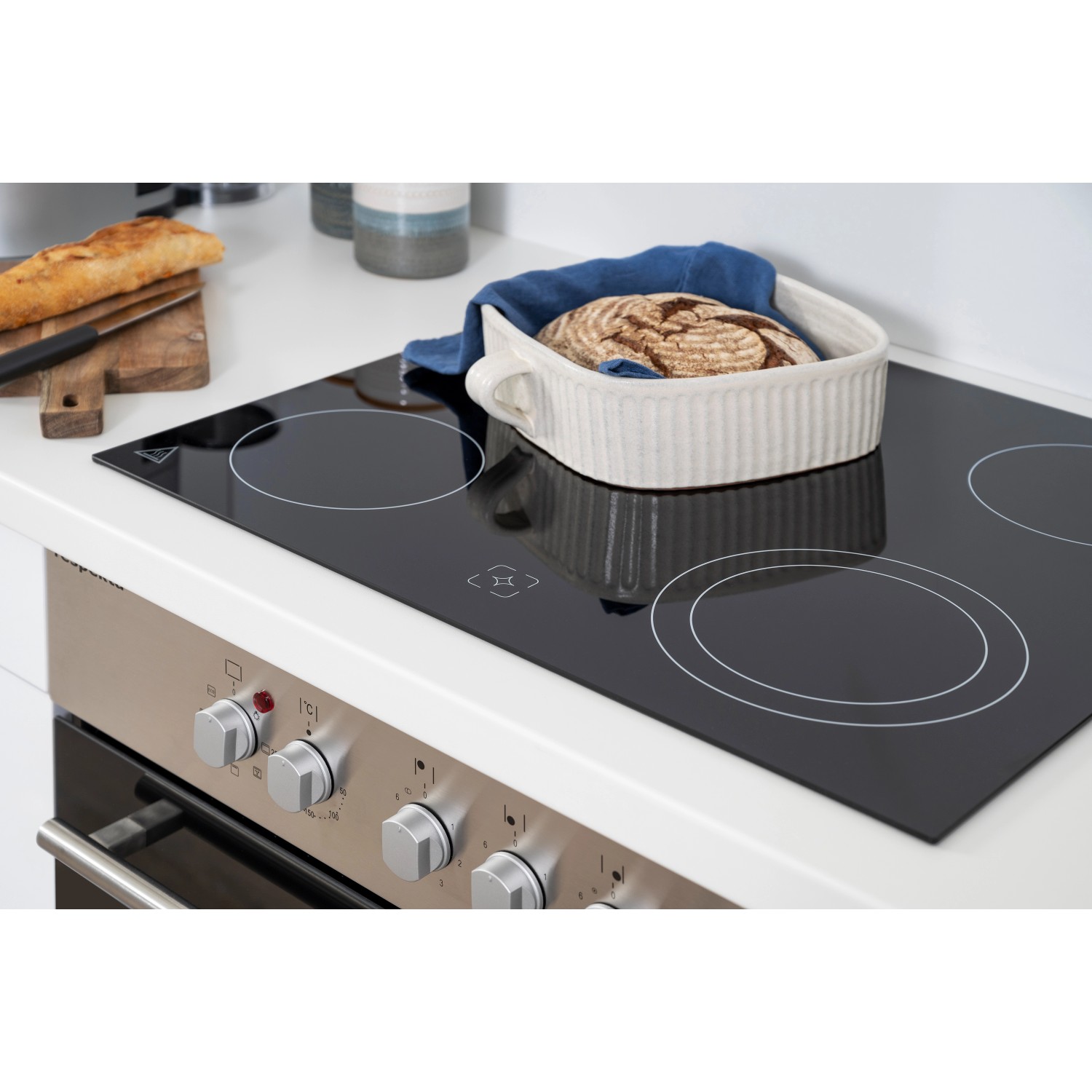 Respekta Premium Küche: Detailansicht Glaskeramikkochfeld mit Brot und Backform.