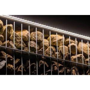 LyghtUp LED-Zaunbeleuchtung Set mit silberner LED-Leiste an einem Steingabionenzaun.