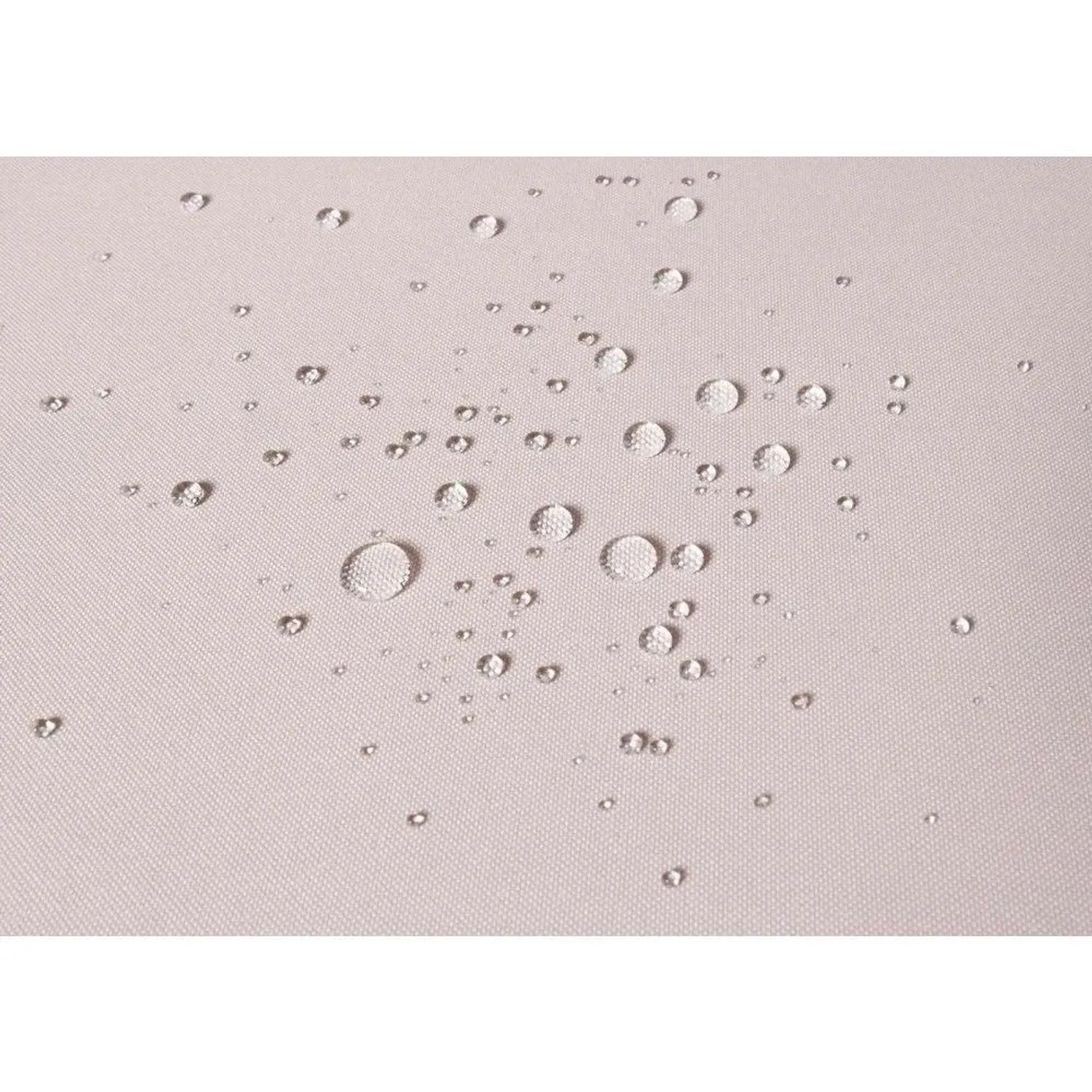Detailaufnahme: Wasserabweisender, beiger Bezug der MCW Lounge-Sessel H54 mit Wassertropfen.