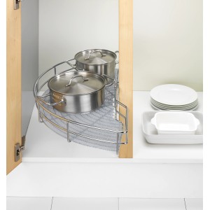 Wenko Anti-Rutsch-Matte im Küchenschrank mit Töpfen und Geschirr, zuschneidbar.