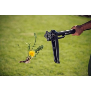 Fiskars Unkrautstecher Solid im Einsatz: Unkrautentfernung im Garten ohne Chemie.
