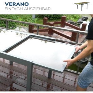 Ausziehbarer Home Deluxe Gartentisch Verano mit Aluminiumgestell und Glasplatte wird ausgezogen.