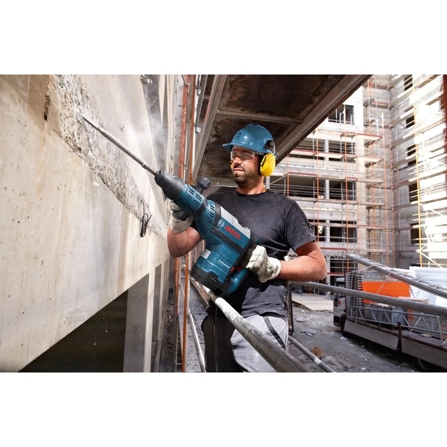 Bosch Professional GSH 7 VC Schlaghammer im Einsatz beim Stemmen von Beton.