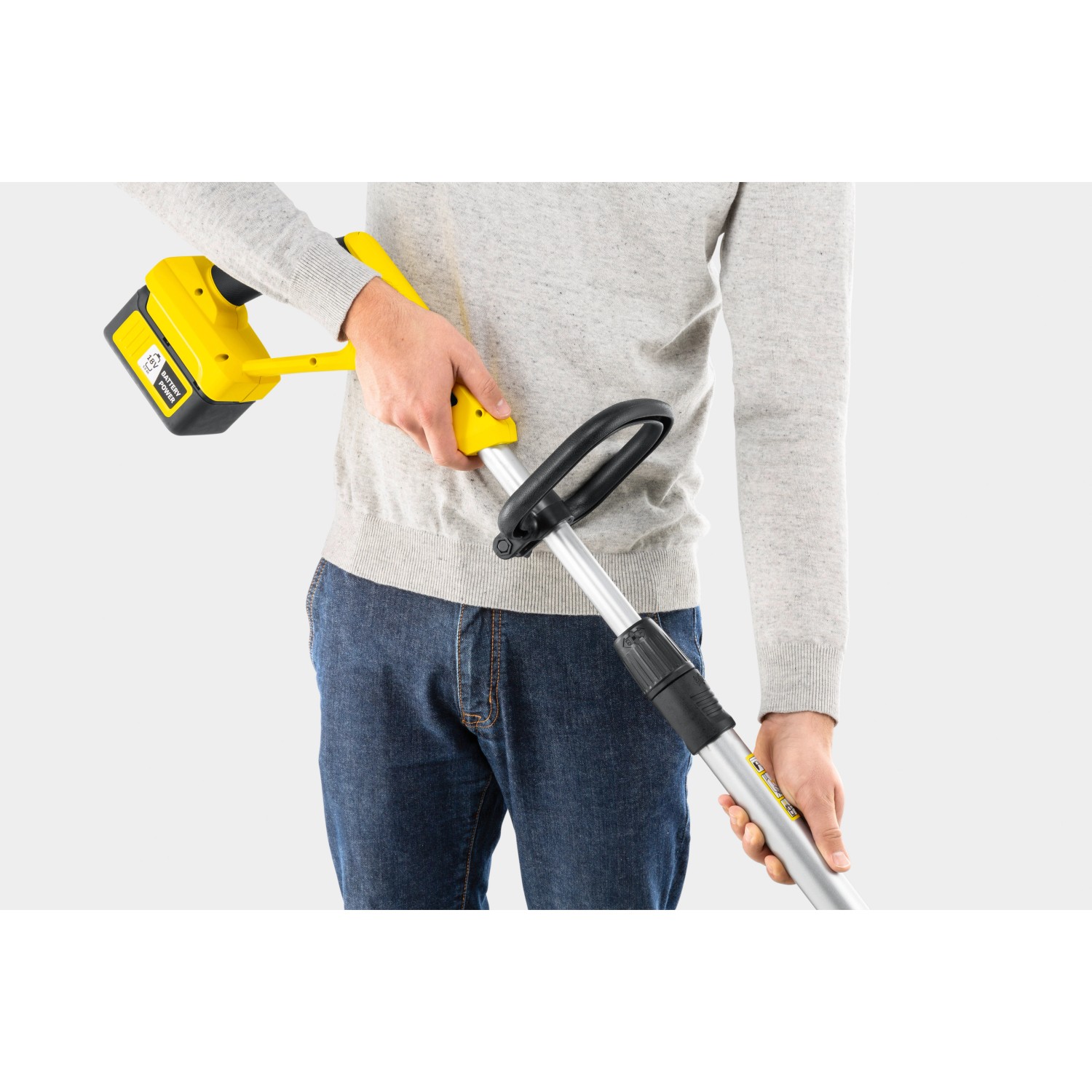 Kärcher Akku-Rasentrimmer LTR 18-30 Battery in gelb/schwarz im Einsatz.