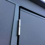 Detailansicht: Anthrazitfarbenes Metall-Gerätehaus Gary von Weka, Türscharnier.