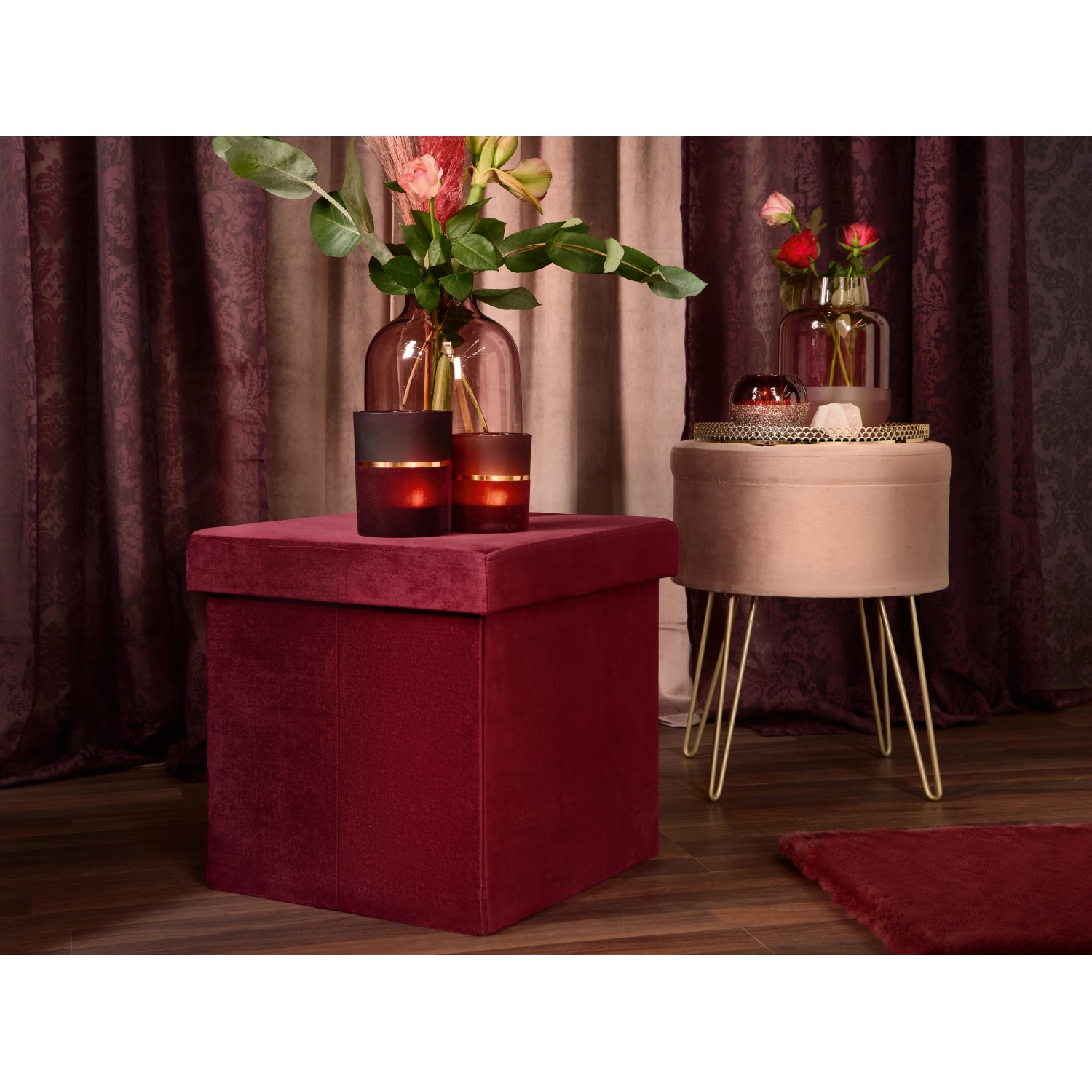 Burgunderroter Falt-Hocker Blush Bordeaux, 38x38x38 cm, mit Stauraum. Sitzhocker im Samt-Look.