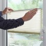 Gardinia Plissee Solo, 90x130 cm, Creme, am Fenster montiert. Lichtdurchlässiger Sichtschutz.
