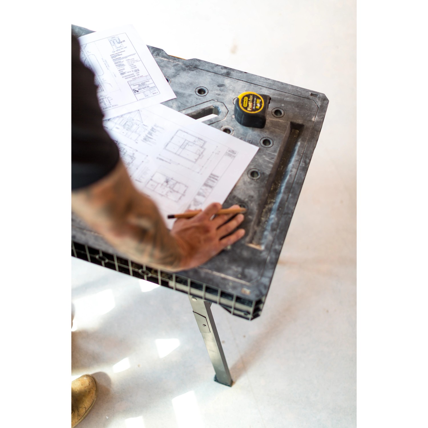 Stanley FatMax Werkbank klappbar mit Bauplan und Maßband auf Arbeitsfläche.