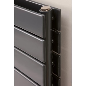 Anthrazitfarbener Ximax Raumheizkörper P1 Duplex Horizontal mit Paneelprofilen.