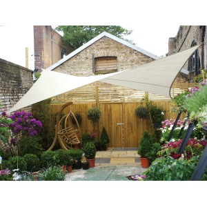 Cremefarbenes Perel Viereck-Sonnensegel 500x500 cm spendet Schatten im Garten.