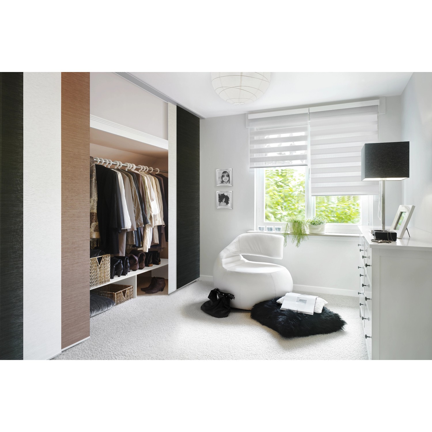 Gardinia Doppelrollo, 140x160 cm, Weiß, im modernen Schlafzimmer mit Fenster.