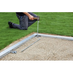 Biohort Bodenrahmen für CasaNova Gartenhaus: Montage auf Splittbett mit Hammer und Erdanker.