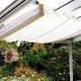 Floracord Vierecksonnensegel, weiß, 330x68 cm, montiert an einer Pergola im Garten.