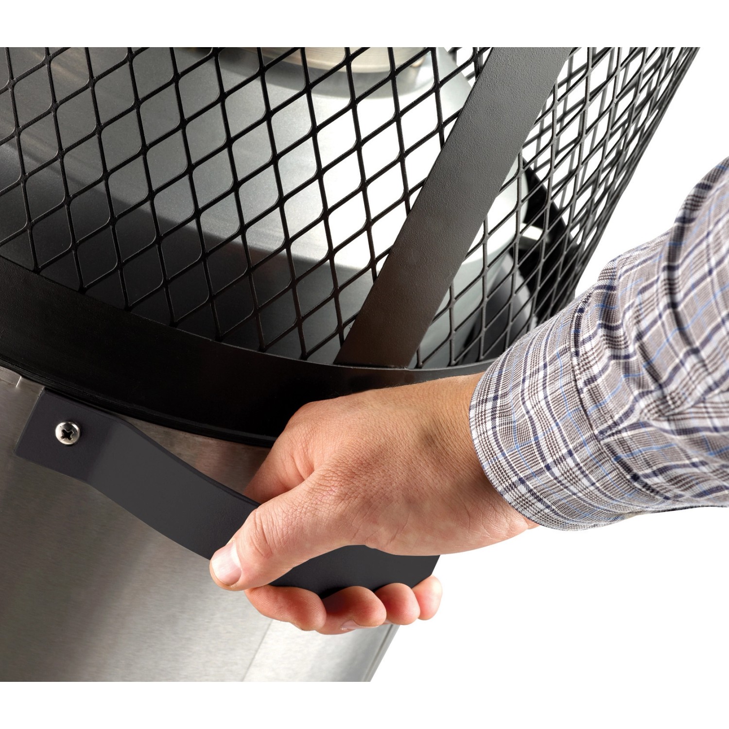 Detailaufnahme: Hand öffnet Enders Gas-Terrassenheizer Polo 2.0 aus Edelstahl.