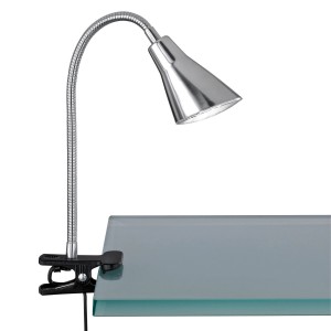 Nickel Trio LED-Klemmleuchte am Tisch befestigt. Flexible Schreibtischlampe für Büro und Arbeitszimmer.