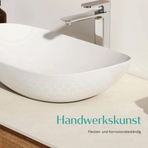 Emke ovales Keramik Aufsatzwaschbecken in Weiß mit modernem Wasserhahn auf Waschtischplatte im Badezimmer.