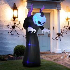 210cm aufblasbares Halloween Gespenst mit leuchtendem Kürbiskopf, lila Hörnern und blauen LEDs vor einem Haus.