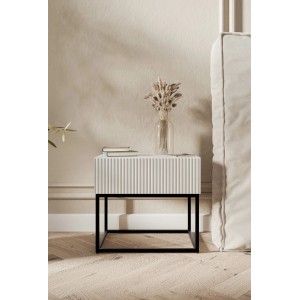 Weißer Selsey Veldio Nachttisch mit Rillenfront, schwarzem Metallgestell. Modernes Design, 50 cm breit, für Schlafzimmer.