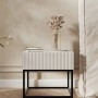 Weißer Selsey Veldio Nachttisch mit Rillenfront, schwarzem Metallgestell. Modernes Design, 50 cm breit, für Schlafzimmer.