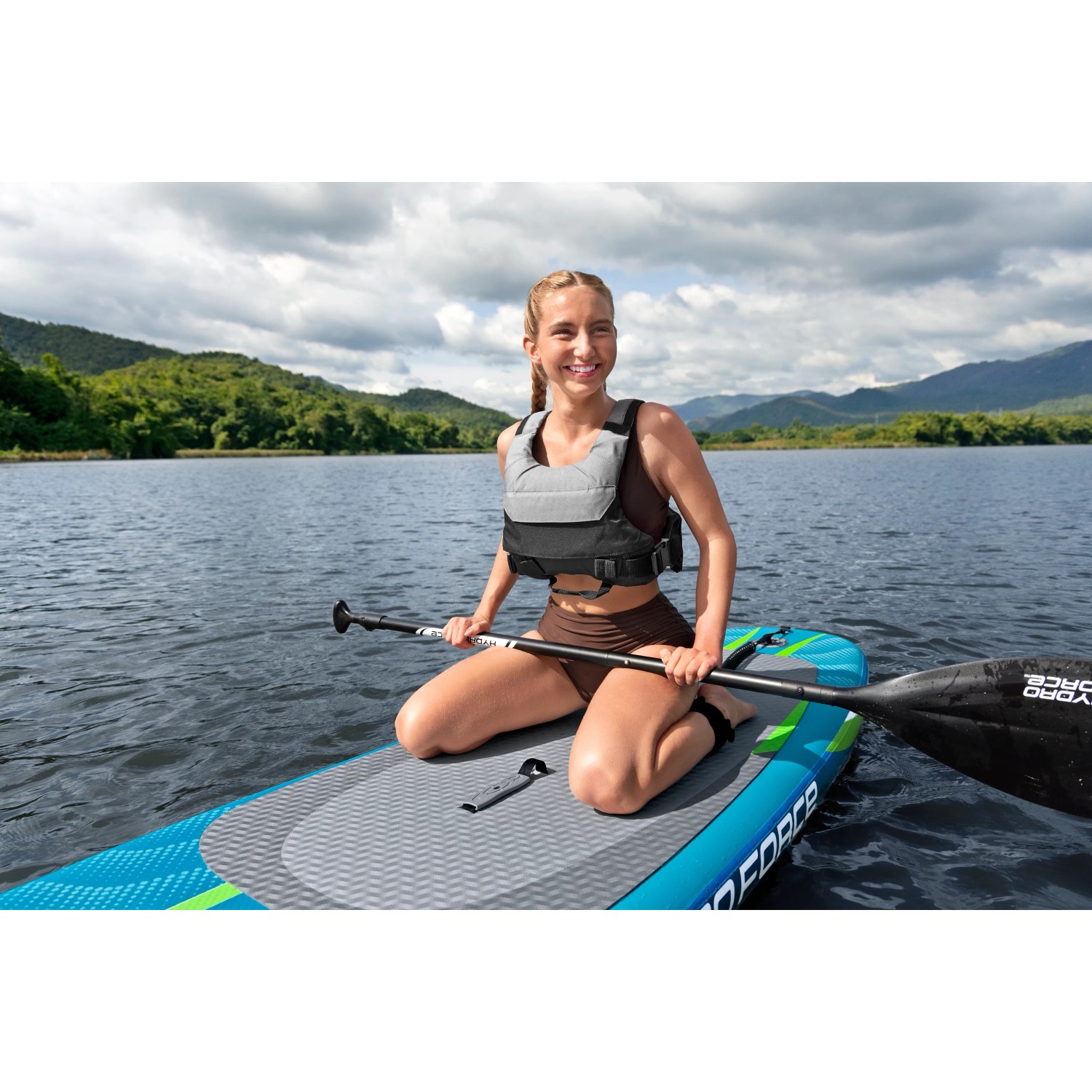 Bestway SUP Board Aqua Journey Set mit Paddel, Pumpe und Rucksack. Frau auf dem Board auf dem Wasser.