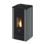 Freepoint Pelletofen Shar, Stahl titangrau, 7 kW. Moderner Ofen mit Flamme im Brennraum.
