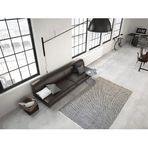 Grauer Wollteppich Melrose 710 (80x150 cm) mit Zickzackmuster in modernem Wohnraum.