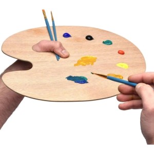Holzpalette mit Farbtupfern und Pinsel, Teil des Artina Santorini Malsets.