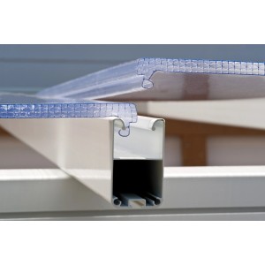 Detailaufnahme der weißen Palram Canopia Terrassenüberdachung mit Doppelstegplatten.