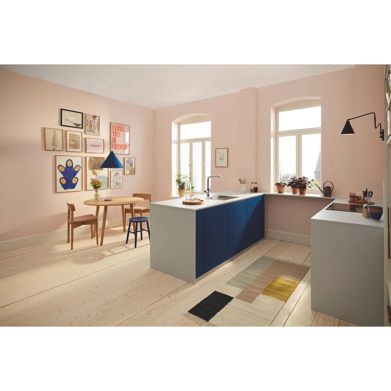Grohe Blue Pure Minta Küchenarmatur in Silber in einer modernen Küche.