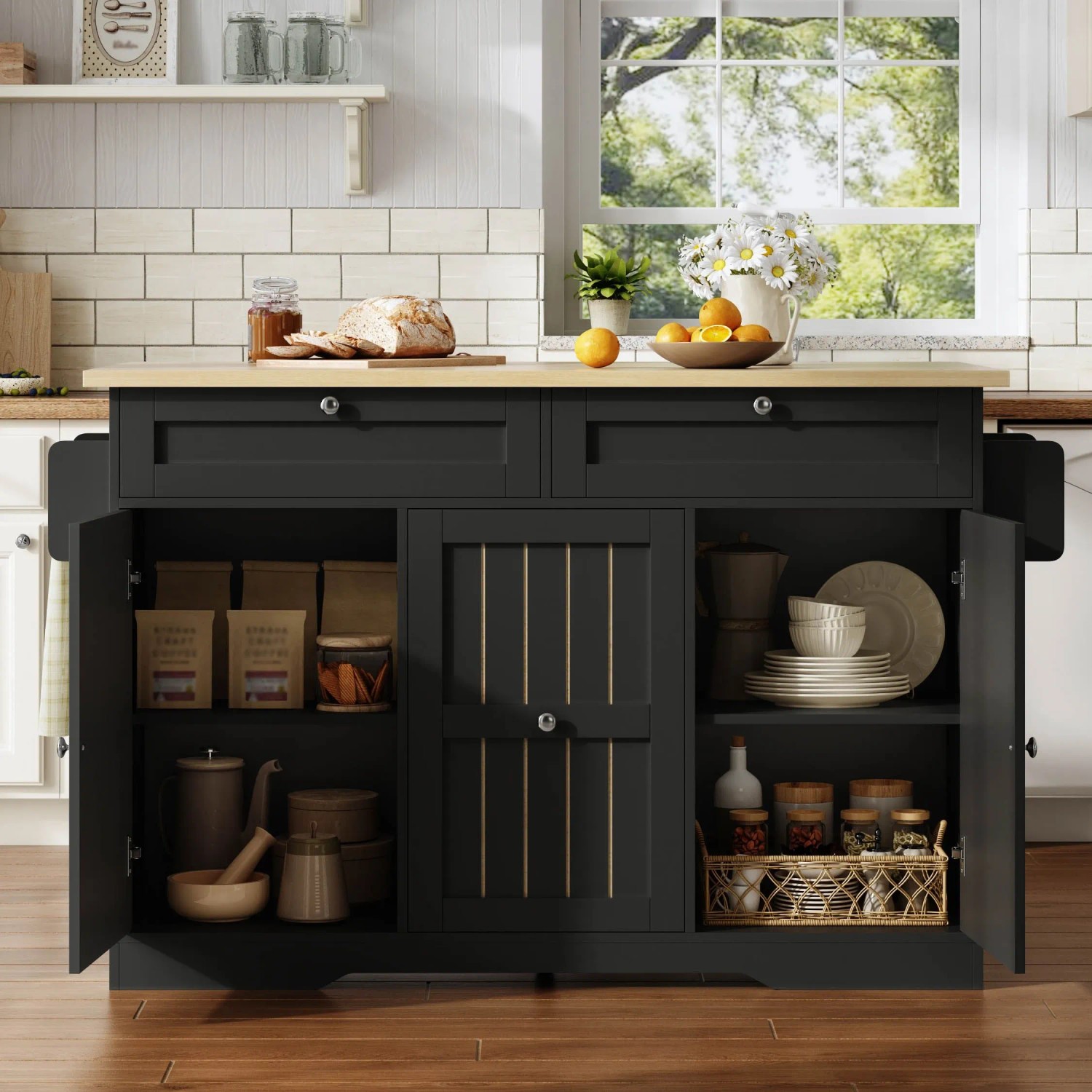 Schwarze Kücheninsel mit heller Holz-Arbeitsplatte, Schubladen und offenen Schränken für Stauraum in der Küche.