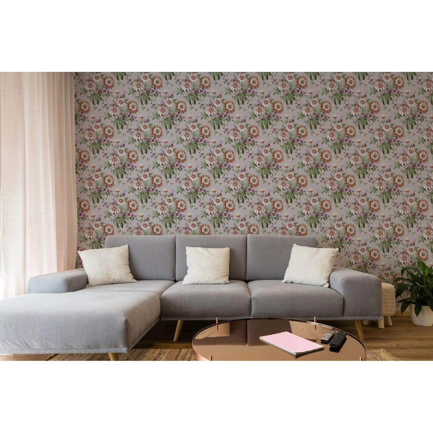 Boutique Vliestapete Martha Mauve mit Blumenmuster im Wohnraum.