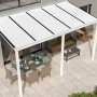 Weiße Terrassenüberdachung Basic 500x250 cm mit opalen Polycarbonatplatten und integriertem Regenablauf.