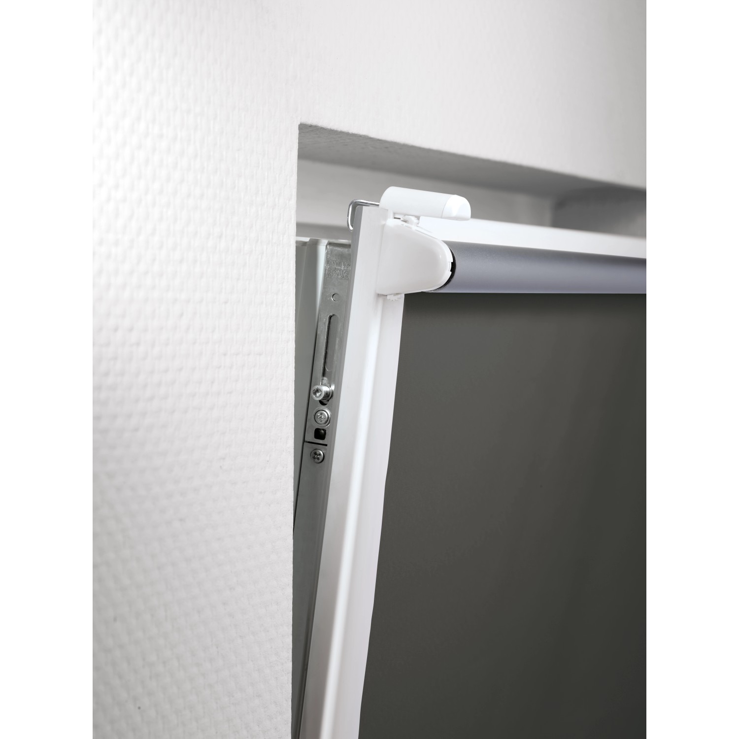 Detailaufnahme: Grau Thermo-Rollo Manresa mit Klemmträger für Fenster.