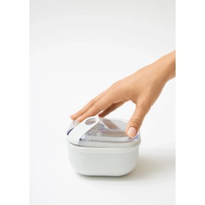 Weiße Rotho Frischhaltedose Ela (0,425 l) mit Hand auf transparentem Deckel.