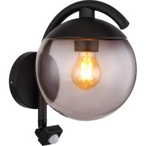 Schwarze Globo Außenleuchte mit Rauchglas und Bewegungsmelder für die Wandmontage.