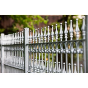 Feuerverzinkter Eleo Zaun Lugano, 96 cm hoch, mit Zierspitzen für den Garten.