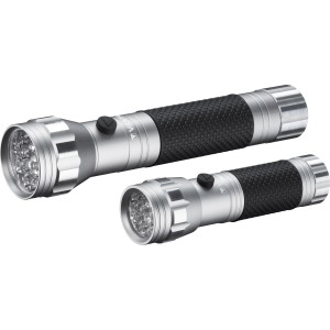Varta LED-Taschenlampen Twin Pack: Zwei silberne Taschenlampen mit gummiertem Griff.