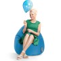 Frau sitzt auf blauem Sitting Point Sitzsack Easy (220 l) mit blauem Ballon in der Hand.