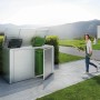 Biohort HighBoard 160 Gartenbox in Silber-Metallic mit geöffnetem Deckel und Tür, Mülltonne sichtbar.