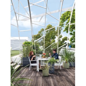 Deroma Pflanzkasten Hoch Link 2er Set in Olive auf Terrasse mit Paar. Elegante, hohe Pflanzkübel.