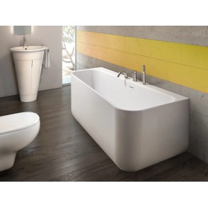 Weißer Ottofond Whirlpool Pino Mod. B, 155x75 cm, mit Armatur in modernem Badezimmer.