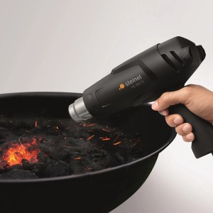 Schwarzes Steinel Heißluftgebläse HL 1821 S beim Anzünden eines Grills.