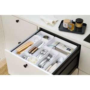 Weißer SmartStore Compact Sort 20x10 Organizer in einer Schublade mit Besteck und Küchenutensilien.