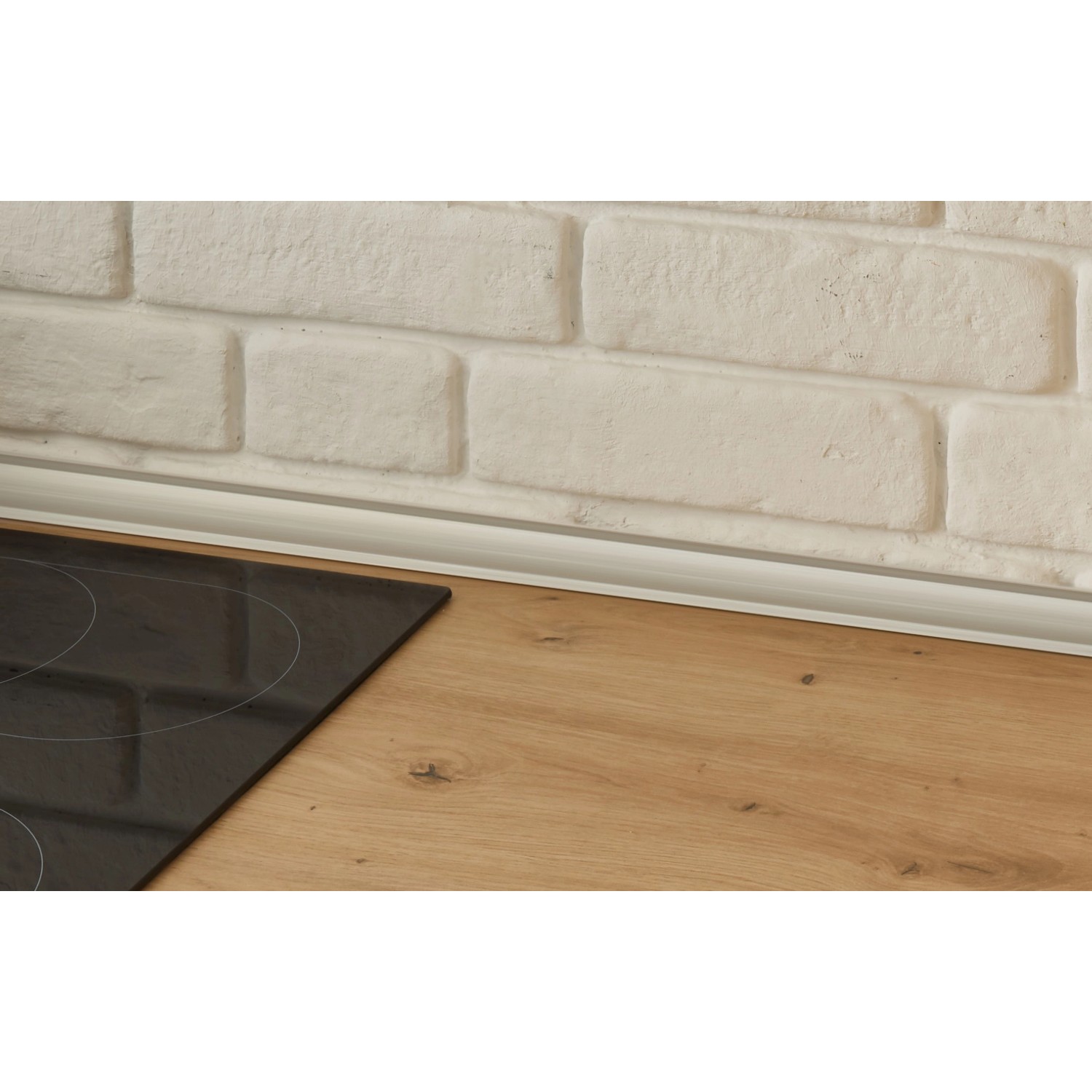 Detailaufnahme: Respekta Küchenzeile Marleen in Artisan-Eiche mit Glaskeramikkochfeld vor weißer Backsteinwand.