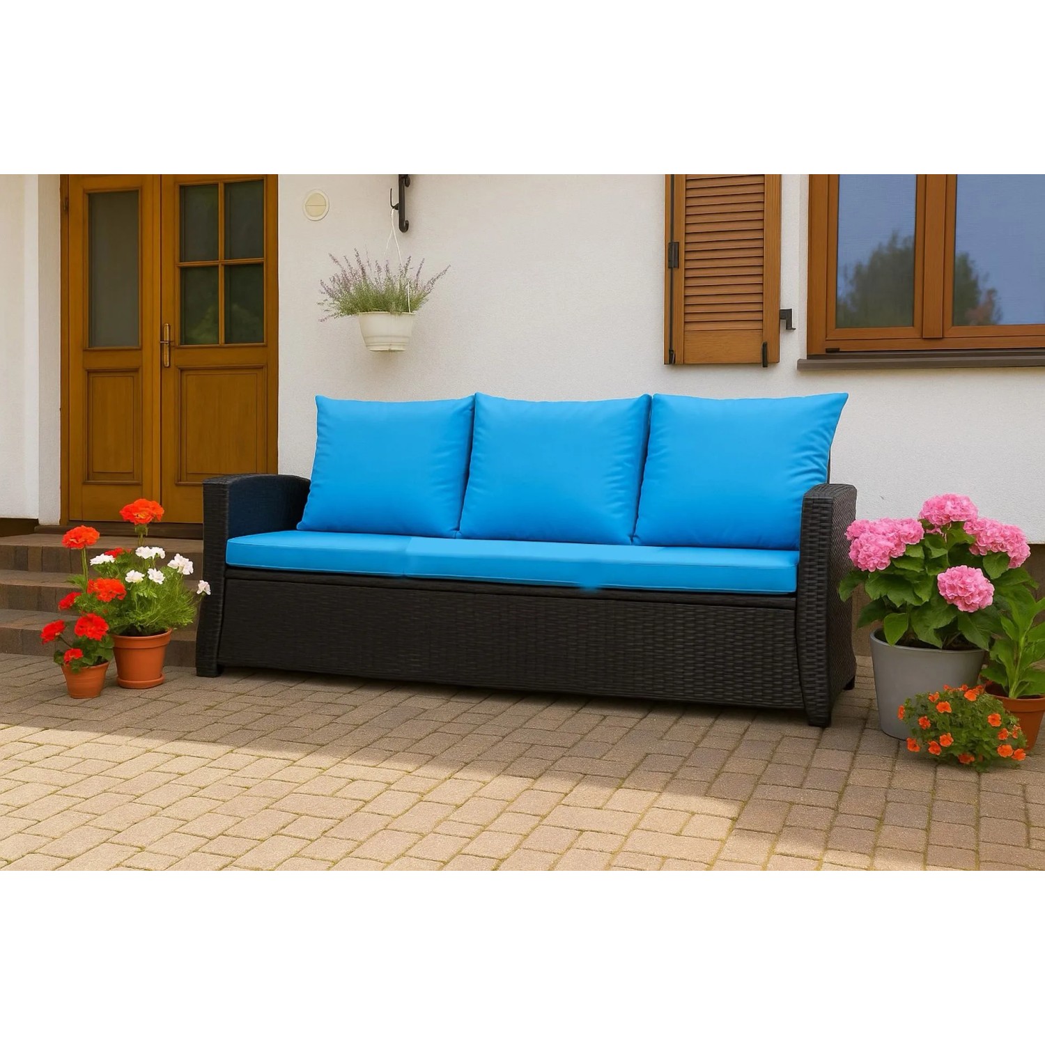 Blaues Gartenkissen-Set für Polyrattan-Sofa (2-Sitzer, 110x60x50 cm) auf Terrasse.